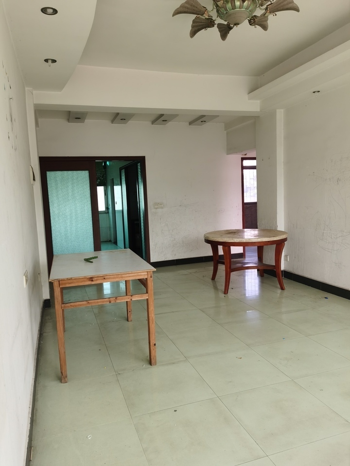 中山市沙溪镇隆都路社再楼404房及14号车房的房地产法拍房图片3